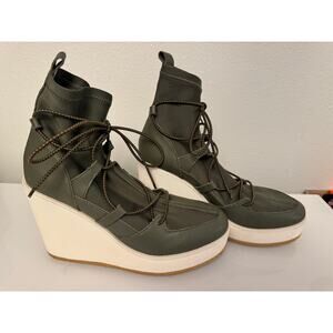 Steve Madden green and white atomic pull-on wedge platform ankle boot size 8